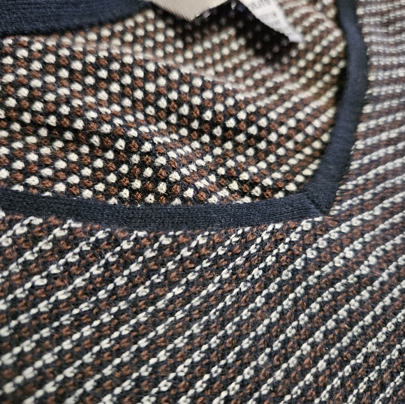 Le Chateau v neck sweater - Picture 2 of 2